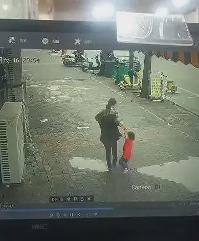 实拍：女贩子光天化日当街抢孩子，家长急追…（视频/组图） - 2