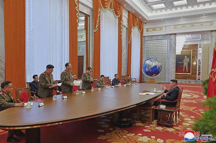 朝鲜召开军委扩大会议,金正恩头发白了(组图) - 9