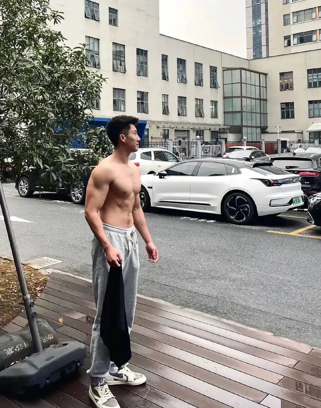 【帅哥】190麒麟臂寸头肌肉体育生,这副筋肉身材可以吗(组图) - 1