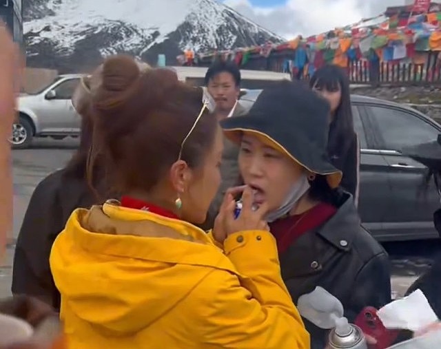 央视主持朱迅出手助景区不适游客视频曝，网民：人美心善有片（视频/组图） - 3