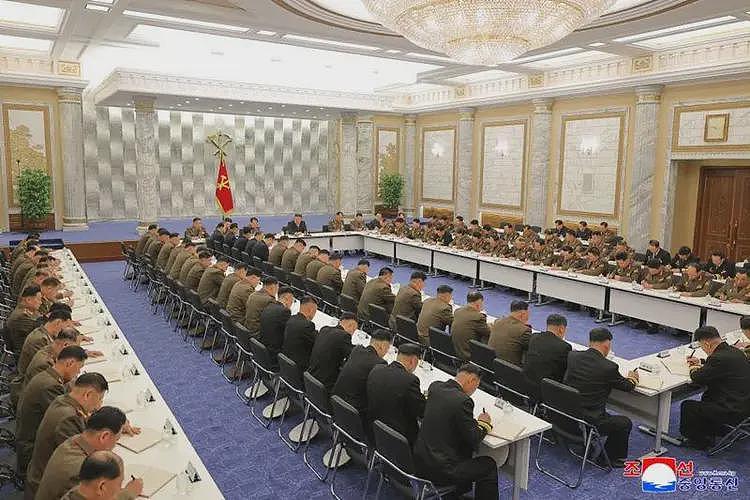 朝鲜召开军委扩大会议,金正恩头发白了(组图) - 3