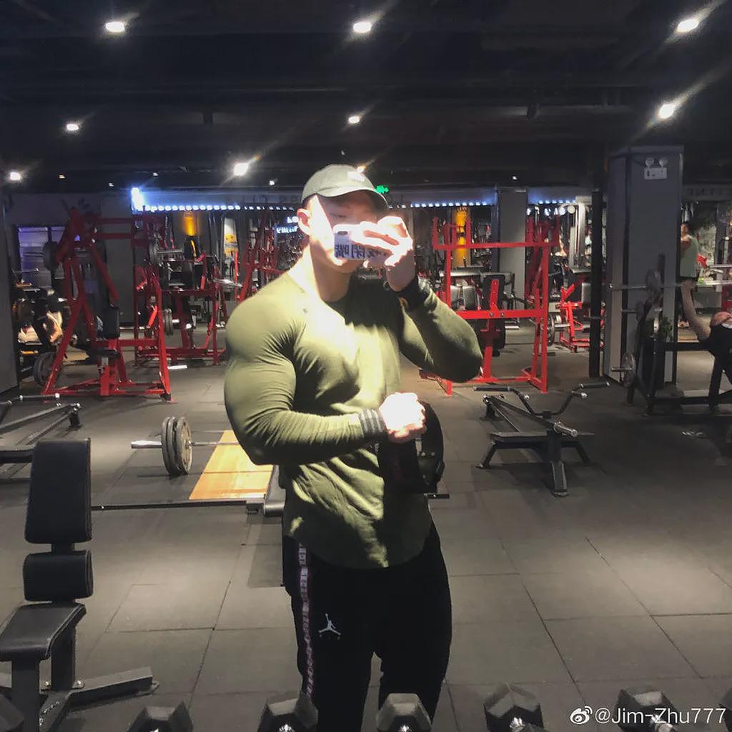 【帅哥】30岁中国小伙健身9年，身高195cm体重118kg，这种肌肉猛男你能招架的住吗（组图） - 11