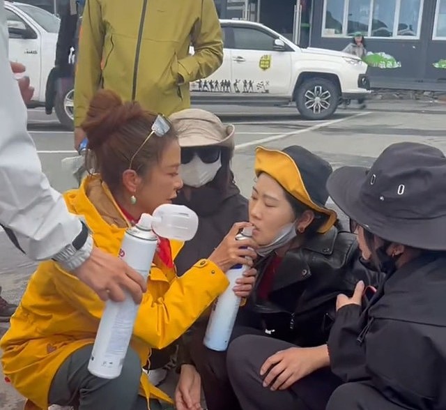 央视主持朱迅出手助景区不适游客视频曝，网民：人美心善有片（视频/组图） - 1