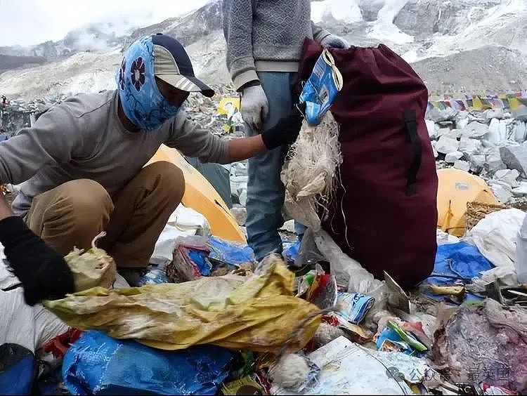 震撼！珠峰恶臭四溢变成“屎山”！官方：所有人必须把便便带下山！（组图） - 12