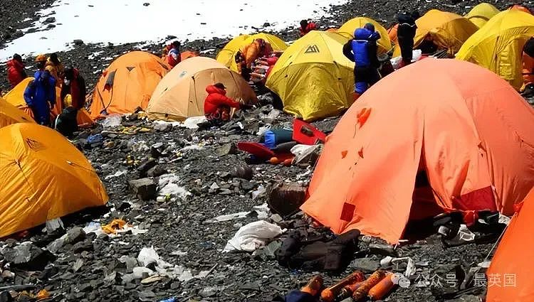 震撼！珠峰恶臭四溢变成“屎山”！官方：所有人必须把便便带下山！（组图） - 10