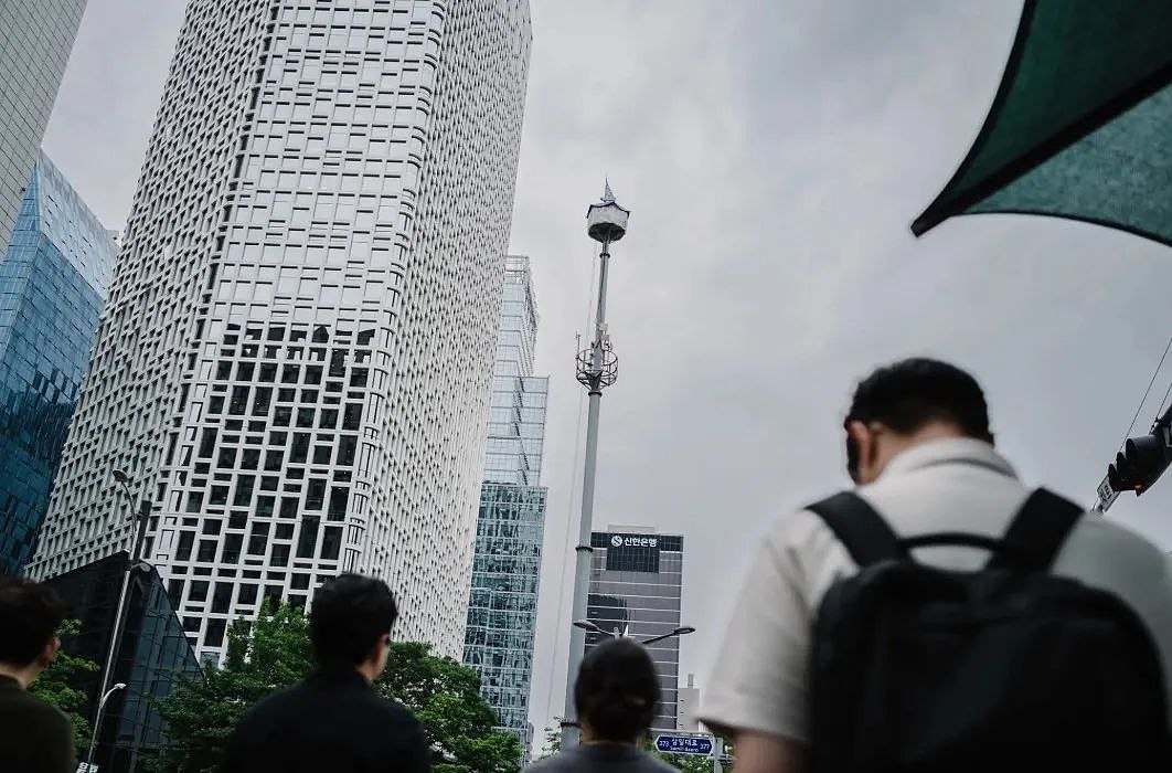首尔市中心30米高交通塔顶居然住着个人？！他们为了抗争，就是不下来...（组图） - 13