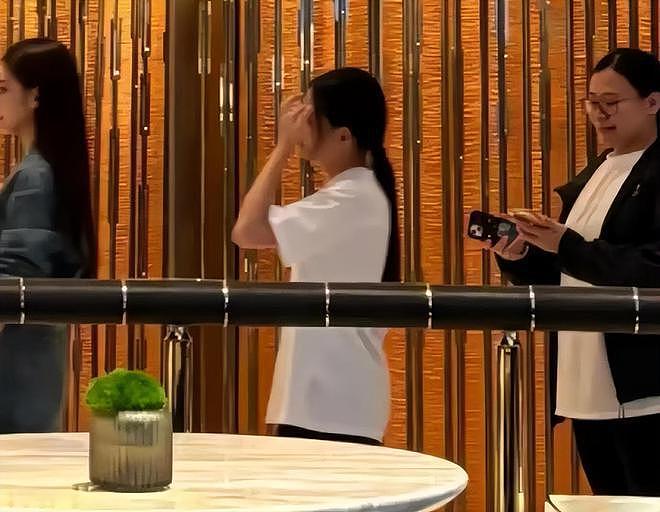 玥儿回北京过端午，穿裙子特别像大S，手提裙子蹦跳超级可爱（组图） - 7