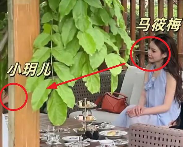 玥儿回北京过端午，穿裙子特别像大S，手提裙子蹦跳超级可爱（组图） - 3