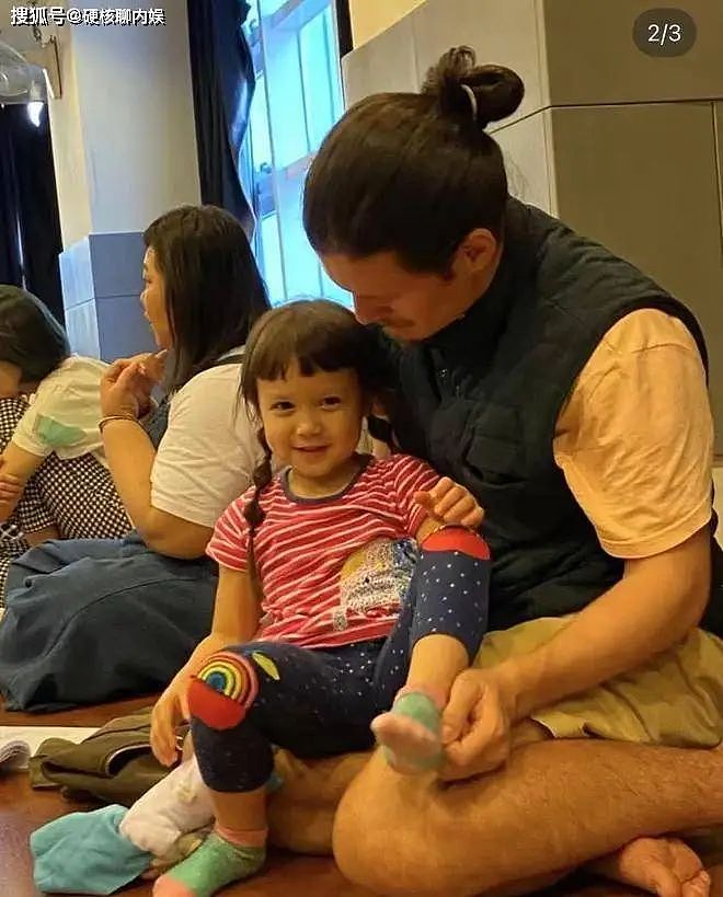 周华健混血儿子官宣大婚！婚礼照曝光：新娘身材火辣旗袍抢镜，儿子比爸还显老（组图） - 8