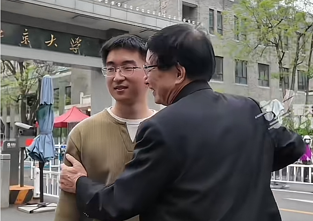 迈巴赫少爷又上热搜,已变身“国民女婿”?在他身上,有钱最不值一提(组图) - 1