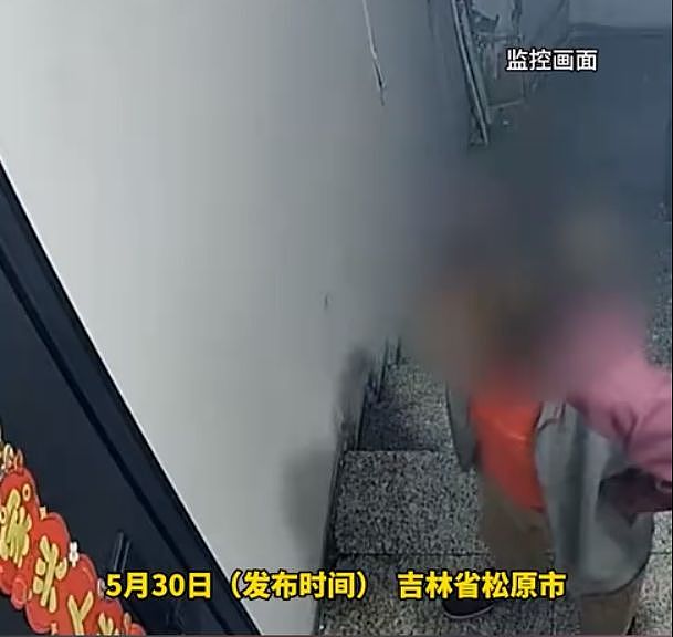 男子称遭精神病邻居砸门咒骂2年半，报警近200次没解决（组图） - 1