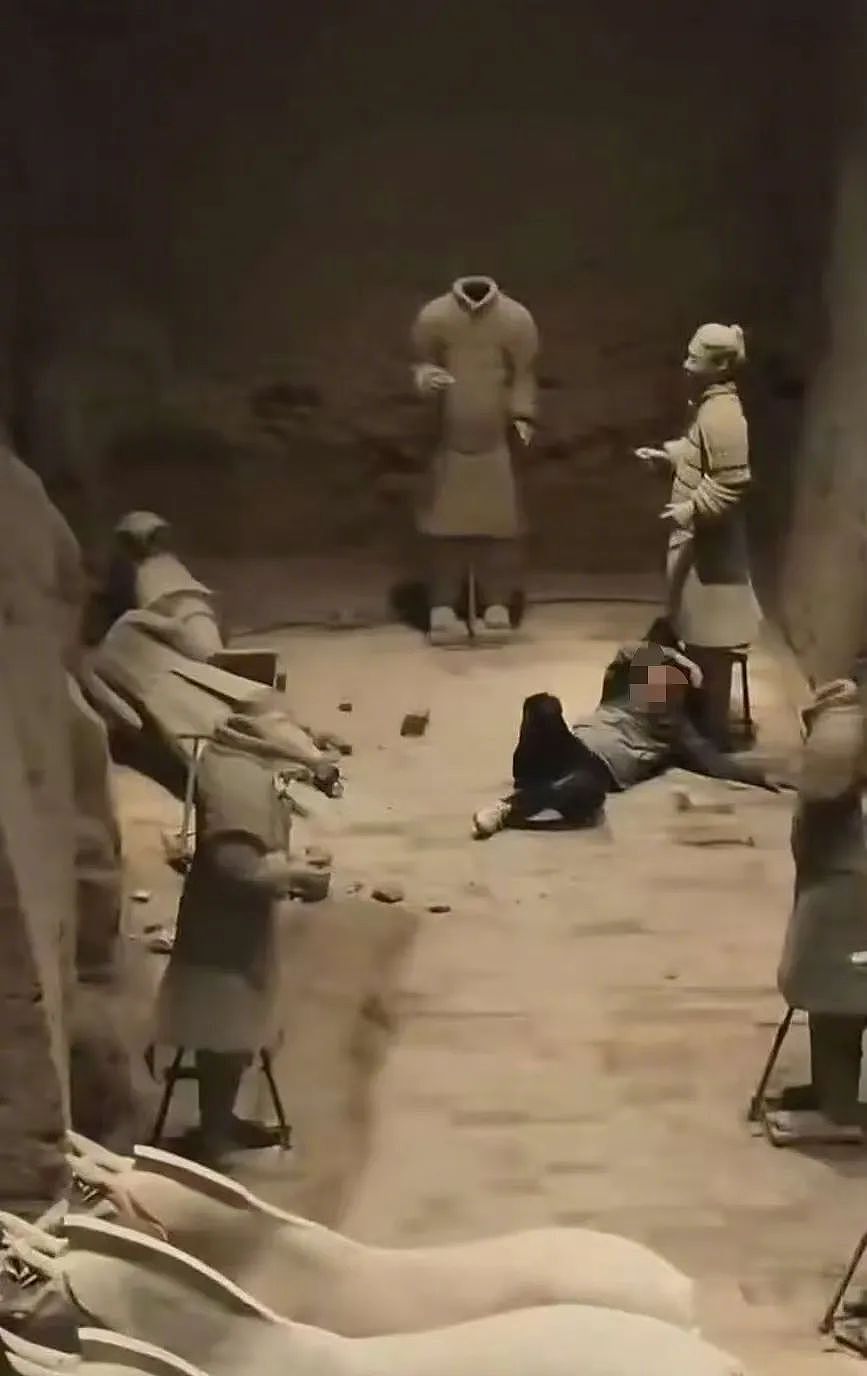 男子跳至兵马俑坑内，造成两尊铠甲武士俑损坏，警方通报：已控制当事人（组图） - 2