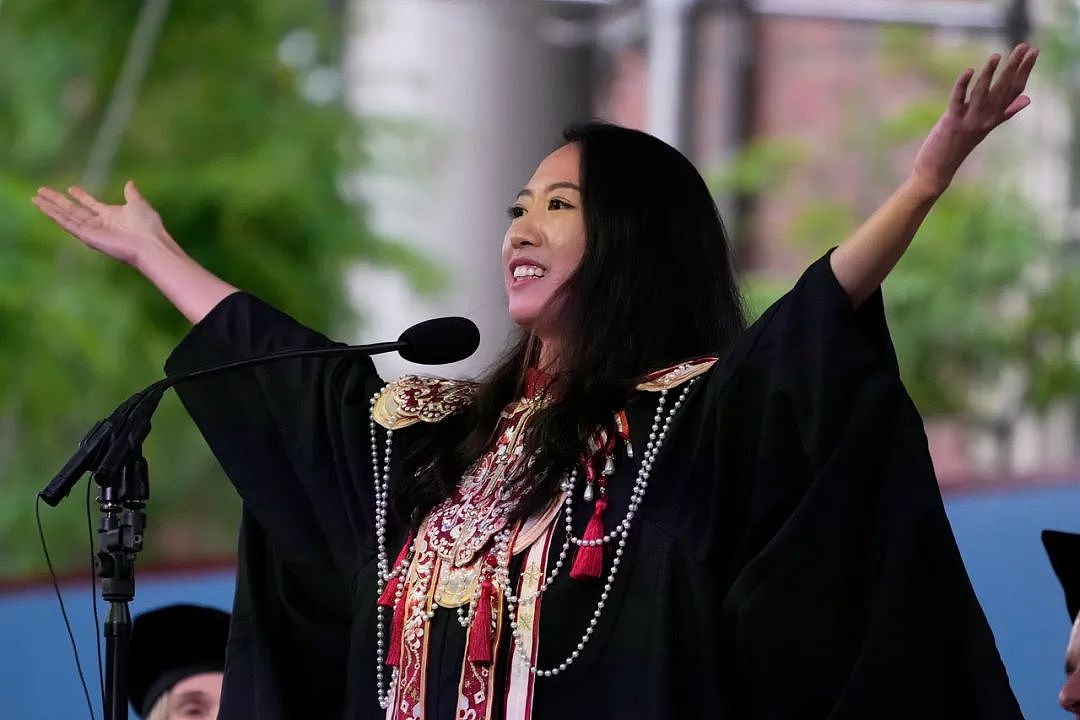 火了！中国女孩在哈佛毕业典礼演讲，一句话感动全场，掌声雷动（组图） - 1