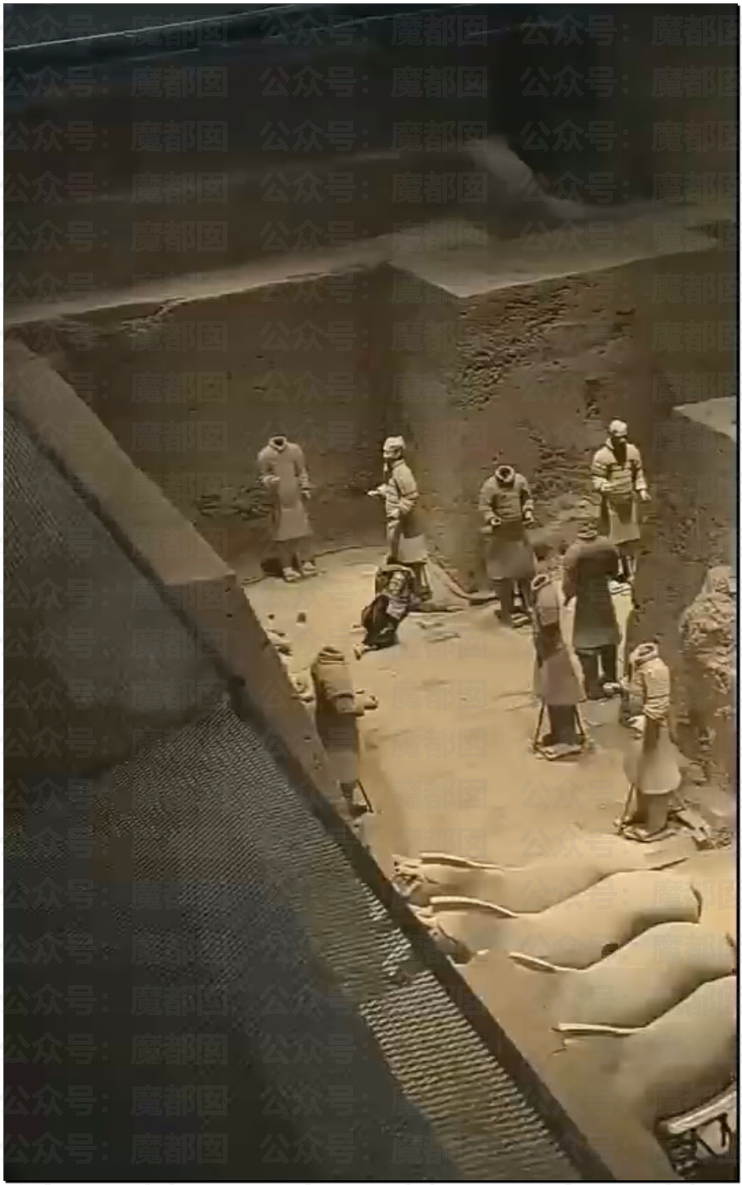 男子跳入俑坑推倒兵马俑摆出奇特姿势，脸上浮现诡异表情！西安警方通报（视频/组图） - 2