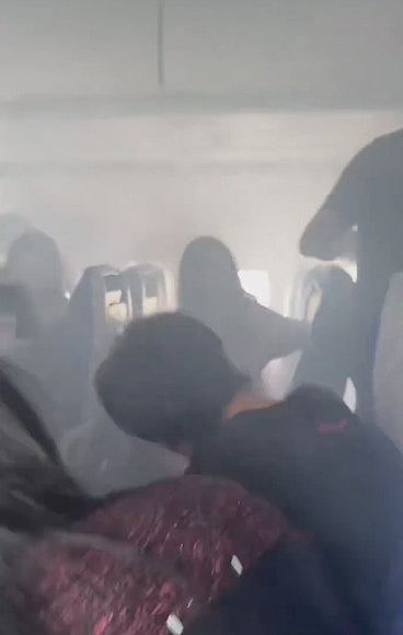 南航飞深圳班机因旅客相机电池、行动电源冒烟！起飞15分钟后迫降（视频/组图） - 1