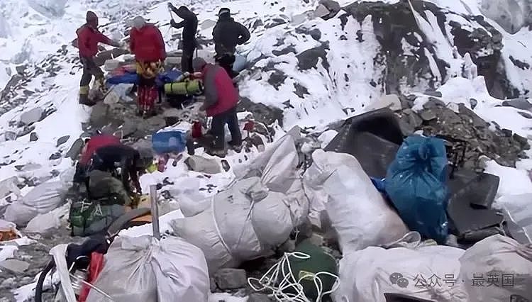 震撼！珠峰恶臭四溢变成“屎山”！官方：所有人必须把便便带下山！（组图） - 20