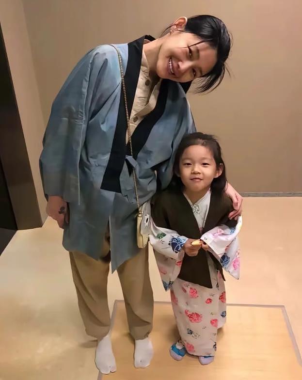 玥儿回北京过端午，穿裙子特别像大S，手提裙子蹦跳超级可爱（组图） - 11