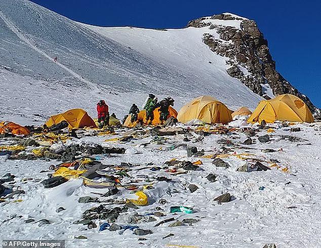 震撼！珠峰恶臭四溢变成“屎山”！官方：所有人必须把便便带下山！（组图） - 13