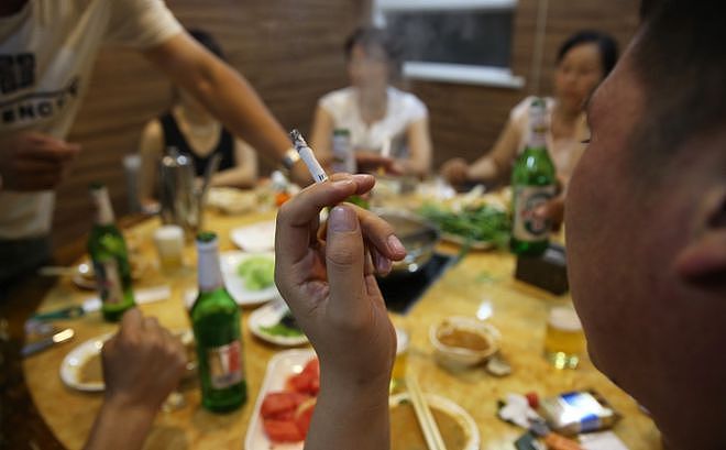男子被办公室二手烟呛得发懵:领导劝我打不过就加入(组图) - 2