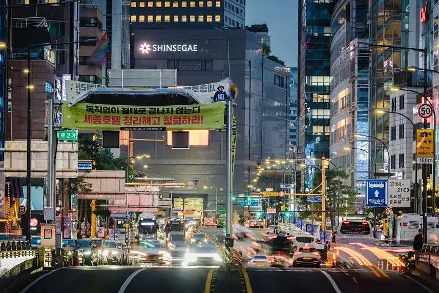 首尔市中心30米高交通塔顶居然住着个人？！他们为了抗争，就是不下来...（组图） - 4