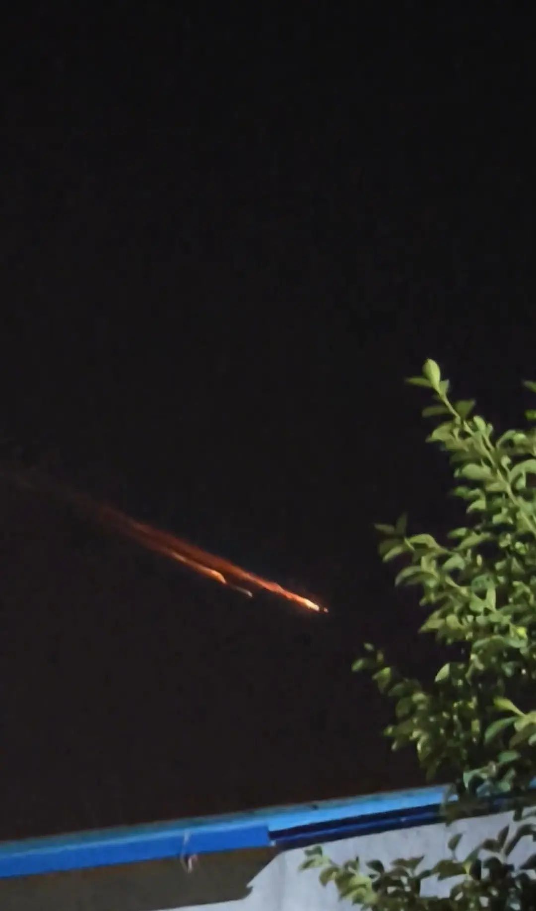 中国多地网友拍到夜空现不明飞行物，目击者称一大带小很亮（视频/图） - 1