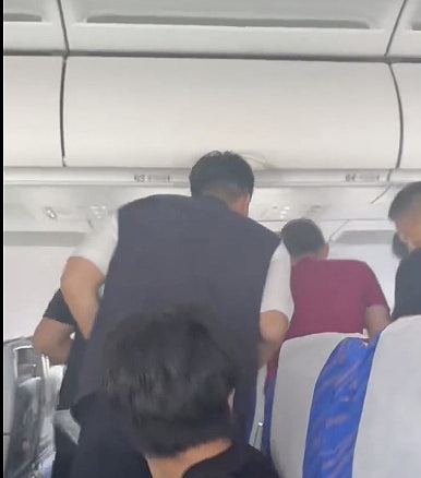 南航飞深圳班机因旅客相机电池、行动电源冒烟！起飞15分钟后迫降（视频/组图） - 3