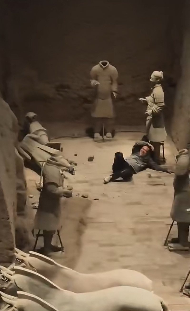西安兵马俑遇袭!男游客跳进坑推倒2尊,全程在笑惹怒网:必须重判(视频/组图) - 1
