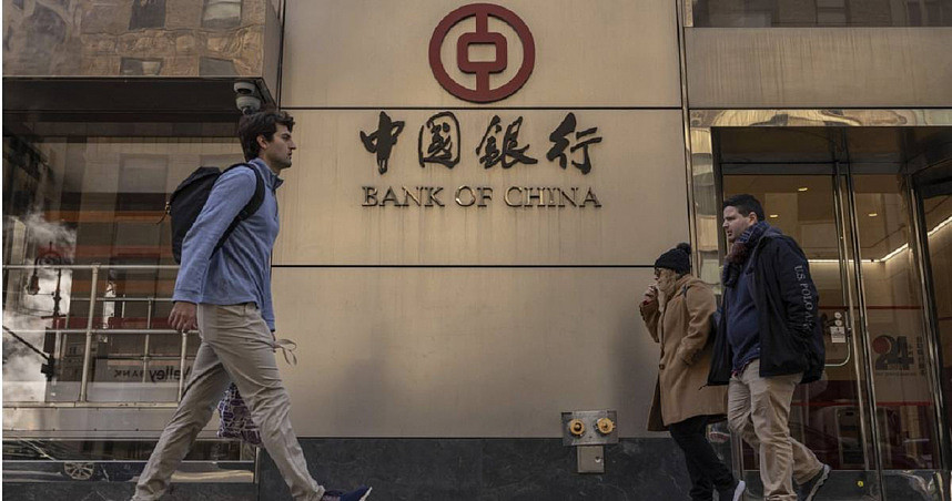 完不成任务每周扣薪！中国银行业员工“互相贷款”自救，叹压力大到狗都不如（组图） - 1