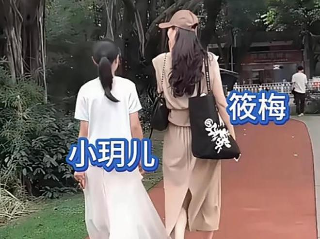 玥儿回北京过端午，穿裙子特别像大S，手提裙子蹦跳超级可爱（组图） - 1