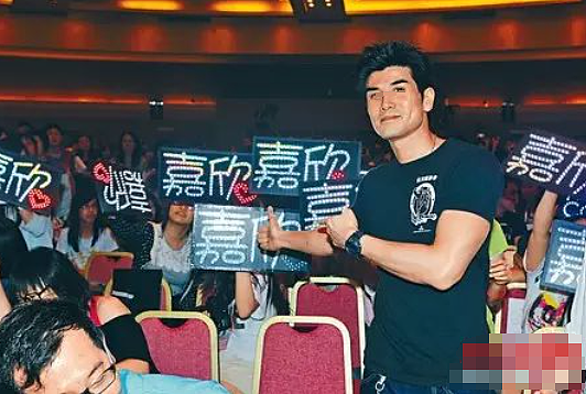 恭喜！TVB小生公开恋情，秘恋双性恋宅男女神，演唱会正式认爱（组图） - 14