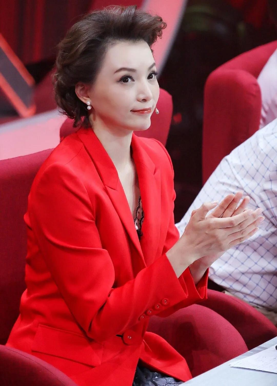 董卿再拿话筒回归舞台!昔日央视一姐端庄优雅美爆了(图) - 7