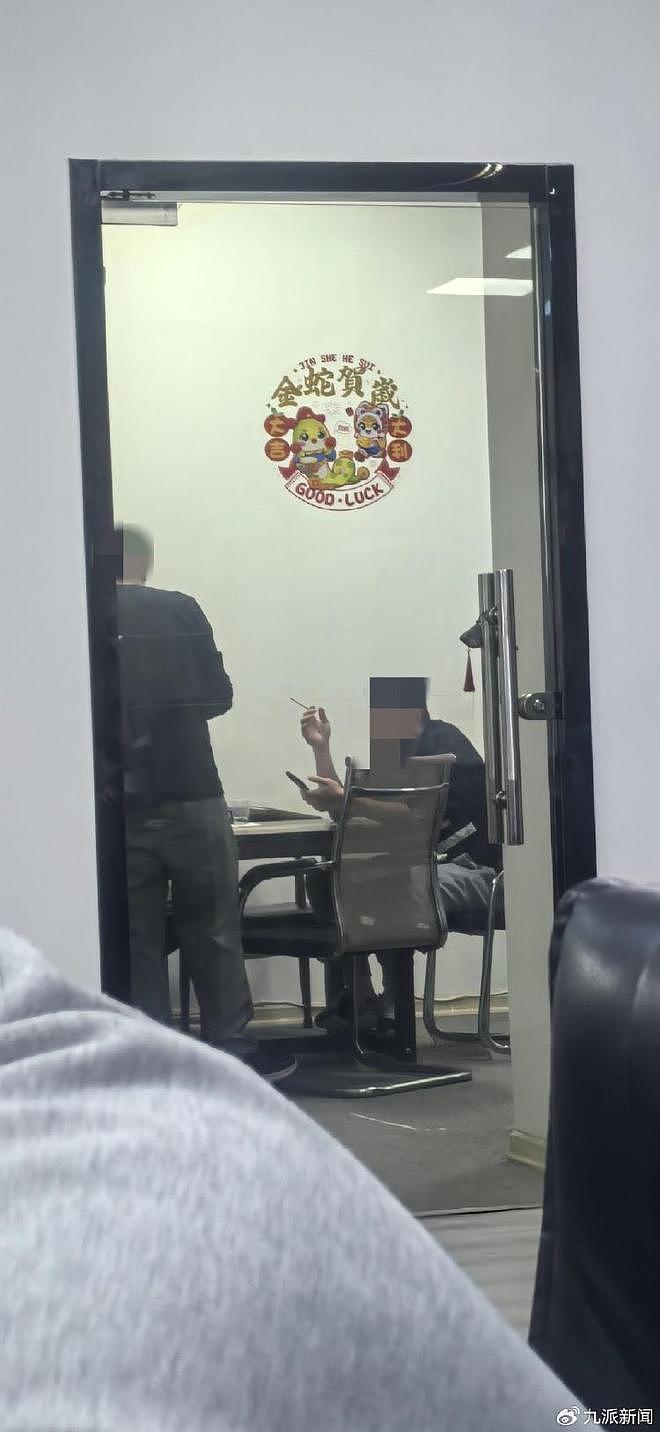 男子被办公室二手烟呛得发懵:领导劝我打不过就加入(组图) - 1