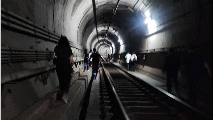 韩国首尔地铁5号线列车疑遭纵火,21人送院,1男被捕(组图) - 1