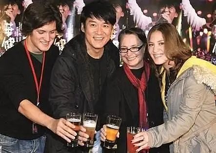 周华健混血儿子官宣大婚！婚礼照曝光：新娘身材火辣旗袍抢镜，儿子比爸还显老（组图） - 5