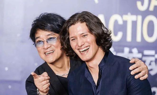 周华健混血儿子官宣大婚！婚礼照曝光：新娘身材火辣旗袍抢镜，儿子比爸还显老（组图） - 2