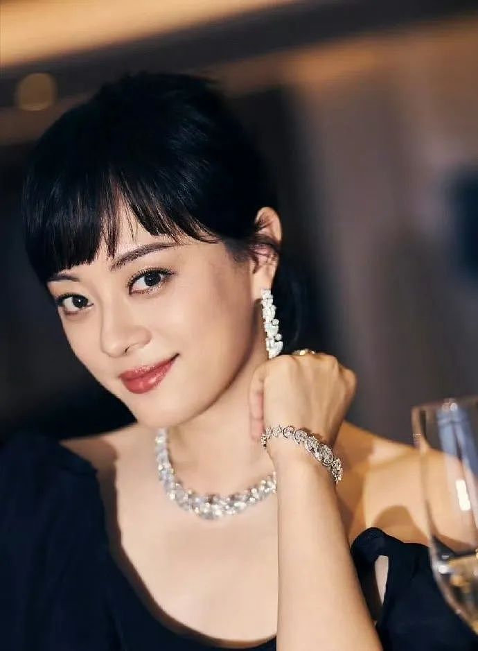 孙俪把唇下痣切了，网友猜测与朱媛媛有关，娘娘也没想到闹这大吧（组图） - 7