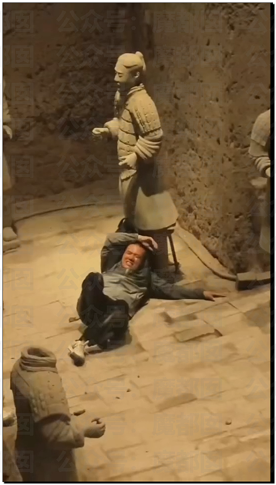 男子跳入俑坑推倒兵马俑摆出奇特姿势，脸上浮现诡异表情！西安警方通报（视频/组图） - 7