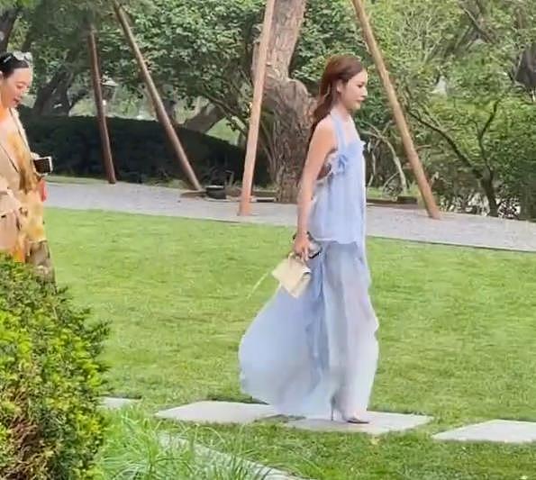玥儿回北京过端午，穿裙子特别像大S，手提裙子蹦跳超级可爱（组图） - 4