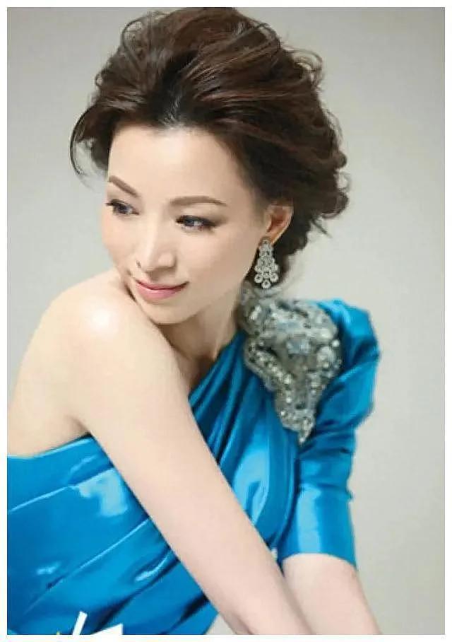 董卿再拿话筒回归舞台!昔日央视一姐端庄优雅美爆了(图) - 9