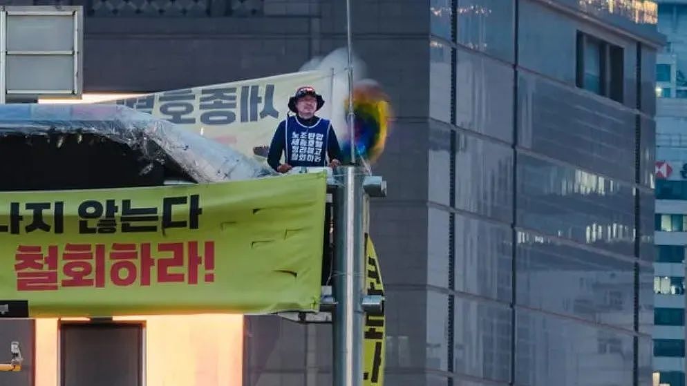 首尔市中心30米高交通塔顶居然住着个人？！他们为了抗争，就是不下来...（组图） - 5