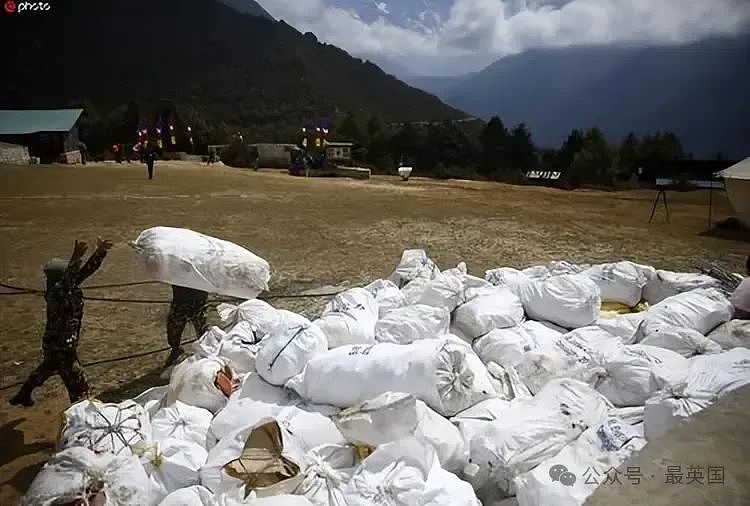 震撼！珠峰恶臭四溢变成“屎山”！官方：所有人必须把便便带下山！（组图） - 18