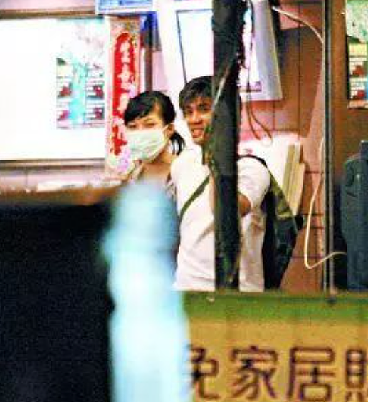恭喜！TVB小生公开恋情，秘恋双性恋宅男女神，演唱会正式认爱（组图） - 11