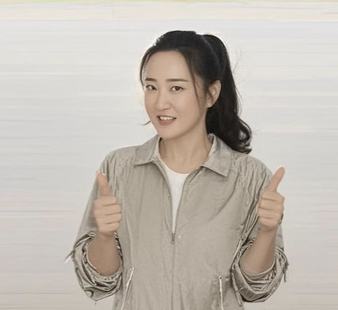 43岁贾玲快瘦脱相了,独掌10亿公司!网友:她早就不对劲了(组图) - 2