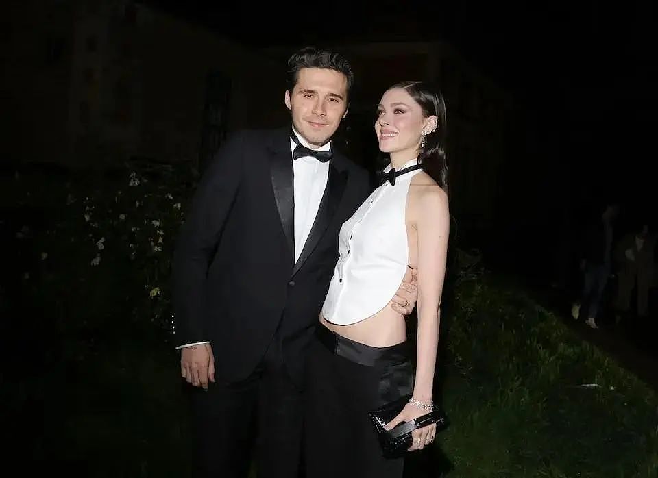 撕疯了!贝克汉姆儿子放料大骂爹妈有毒,爆亲妈抢尽白富美老婆婚礼风头,致她泪奔离场?(组图) - 9