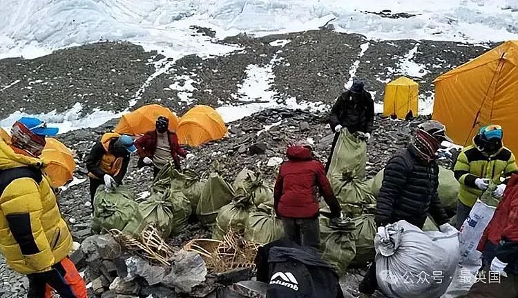 震撼！珠峰恶臭四溢变成“屎山”！官方：所有人必须把便便带下山！（组图） - 19
