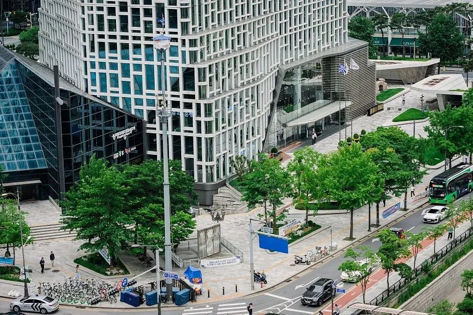 首尔市中心30米高交通塔顶居然住着个人？！他们为了抗争，就是不下来...（组图） - 1