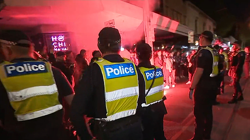 警察被打伤!昨夜几万人涌入市区,墨尔本警方严阵以待,多家警局临时关闭!(组图) - 3