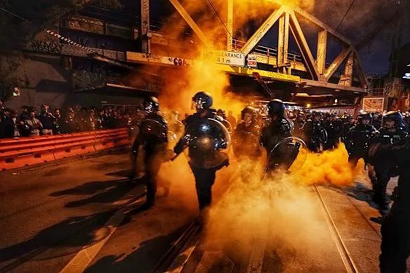 警察被打伤!昨夜几万人涌入市区,墨尔本警方严阵以待,多家警局临时关闭!(组图) - 1