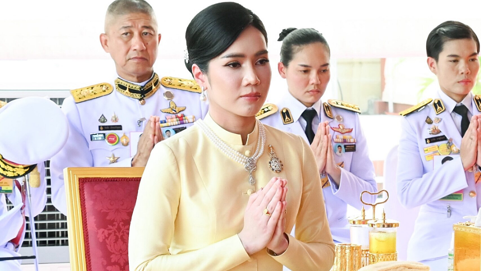 泰王室新大瓜!两位90后新宠妃与流亡归国二王子公开较劲争表现,后者不惜剃度出家向父王表衷心?(组图) - 11