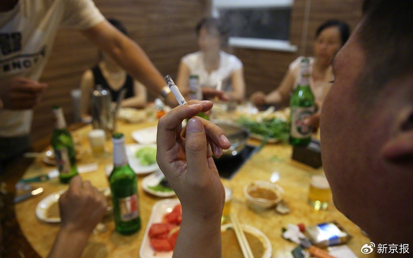国企同事全都在办公室吸烟!上司竟劝干脆一起抽,男子这样做绝了(组图) - 3